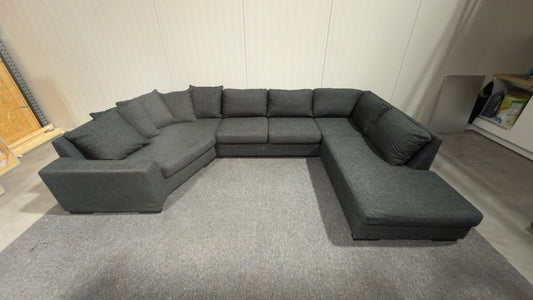 Svart U-soffa med svängt hörn