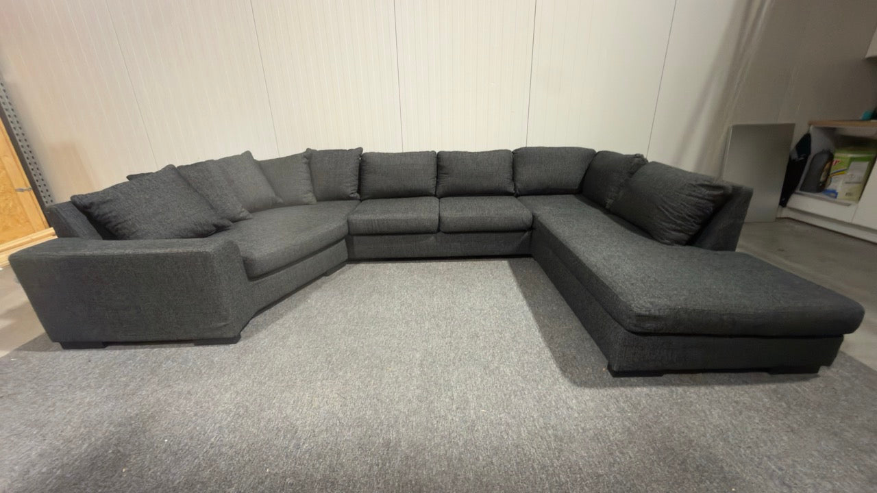 Svart U-soffa med svängt hörn