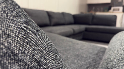 Svart U-soffa med svängt hörn