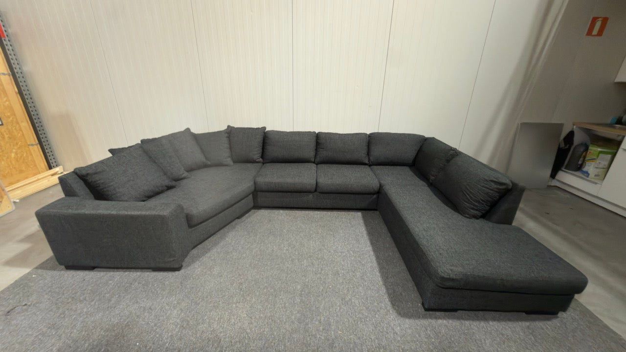 Svart U-soffa med svängt hörn