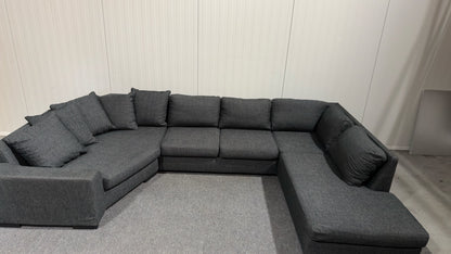 Svart U-soffa med svängt hörn