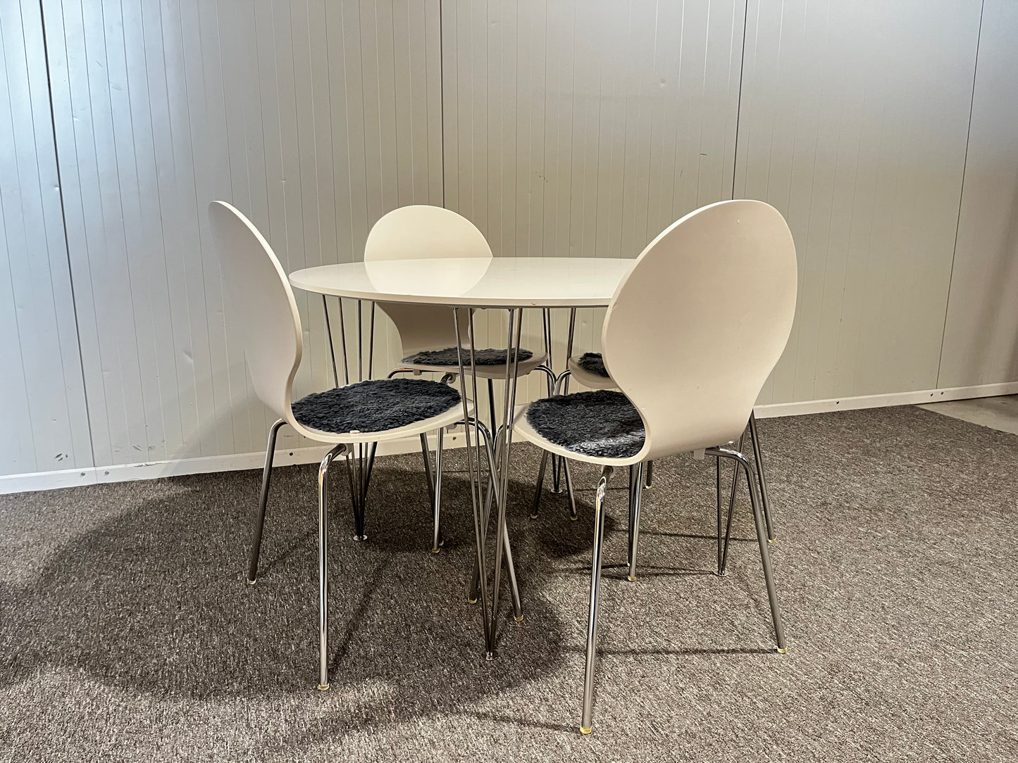 Begagnad IKEA matbord med 4 stolar i vit färg