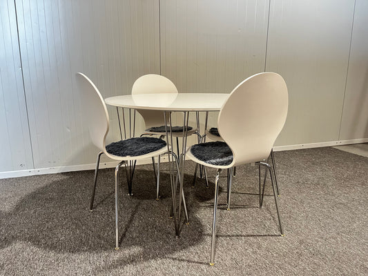 Begagnad IKEA matbord med 4 stolar i vit färg