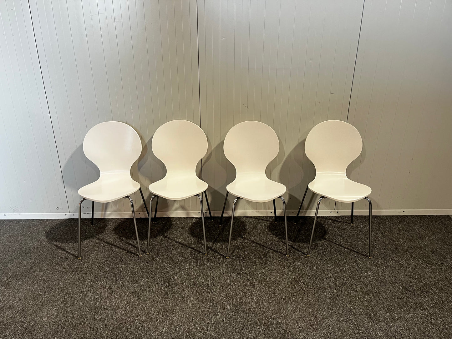 Begagnad IKEA matbord med 4 stolar i vit färg