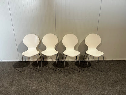 Fyra begagnade IKEA stolar i trä för matsal eller kök