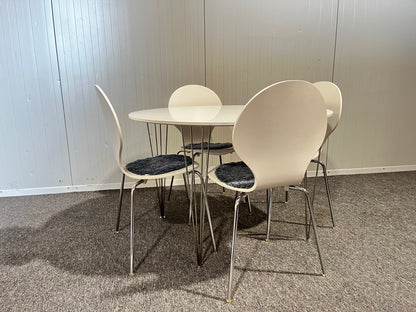 Begagnad IKEA matbord med 4 stolar i vit färg