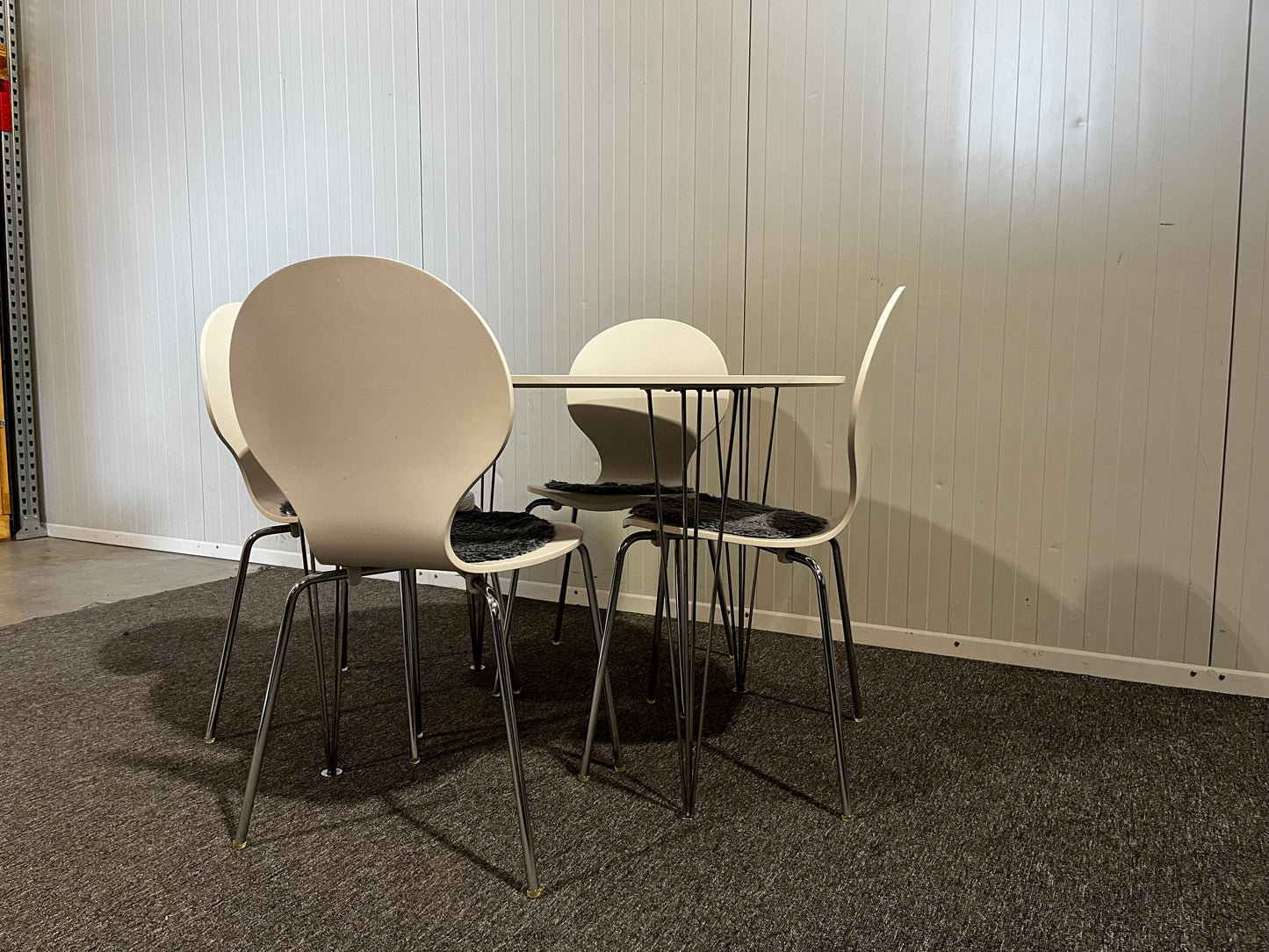 Begagnad IKEA matbord med 4 stolar i vit färg