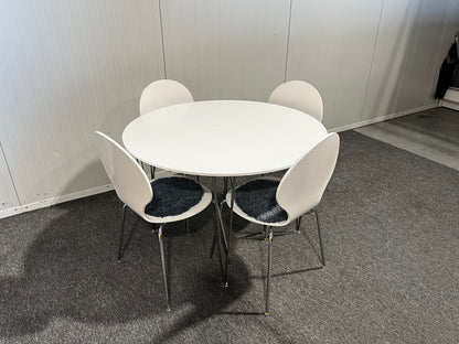 Begagnad IKEA matbord med 4 stolar i vit färg