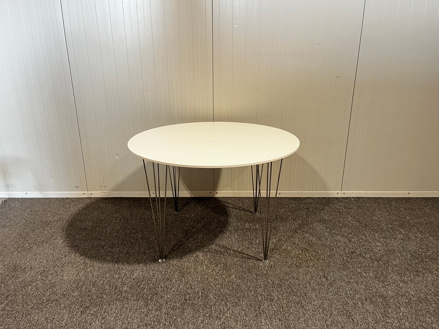 Begagnad IKEA matbord med 4 stolar i vit färg