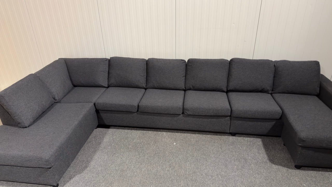 Begagnad svart U-soffa – plats för cirka 10 personer