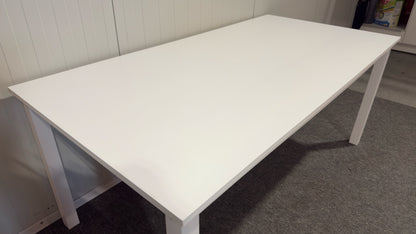Matbord Venture Design i nyskick