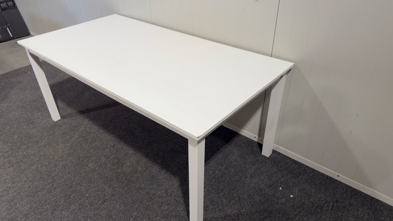 Matbord Venture Design i nyskick