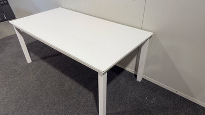 Matbord Venture Design i nyskick