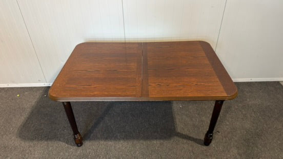 Elegant begagnad matgrupp med bord och stolar i mycket gott skick