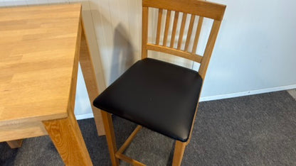 Begagnat träfärgat IKEA barbord med läderstolar