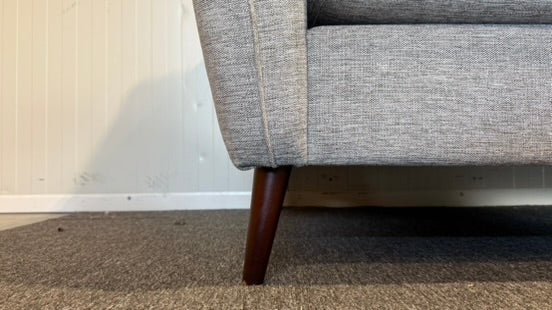 Begagnad grå divansoffa i mycket gott skick