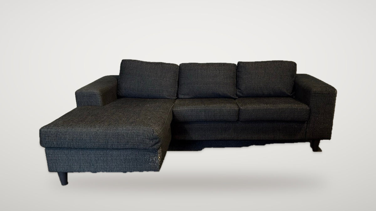 Begagnad svart 3-sitssoffa med divan till vänster, helhetsbild