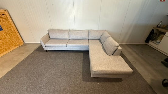 Begagnad grå divansoffa i mycket gott skick