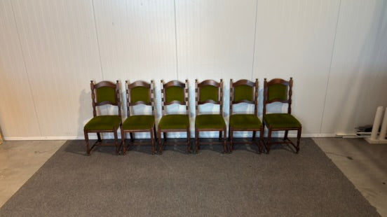 Elegant begagnad matgrupp med bord och stolar i mycket gott skick