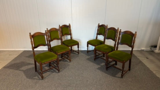Elegant begagnad matgrupp med bord och stolar i mycket gott skick