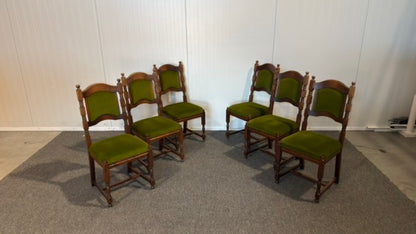 Elegant begagnad matgrupp med bord och stolar i mycket gott skick