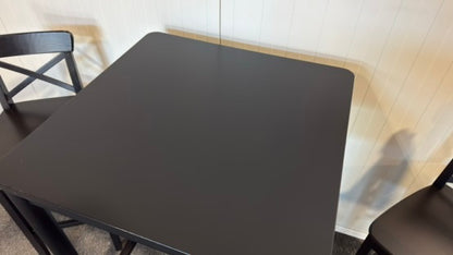 Begagnat svart IKEA Rönninge barbord med stolar