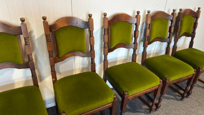 Elegant begagnad matgrupp med bord och stolar i mycket gott skick
