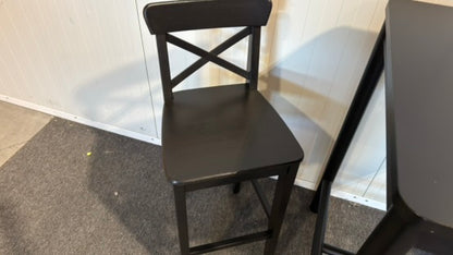 Begagnat svart IKEA Rönninge barbord med stolar