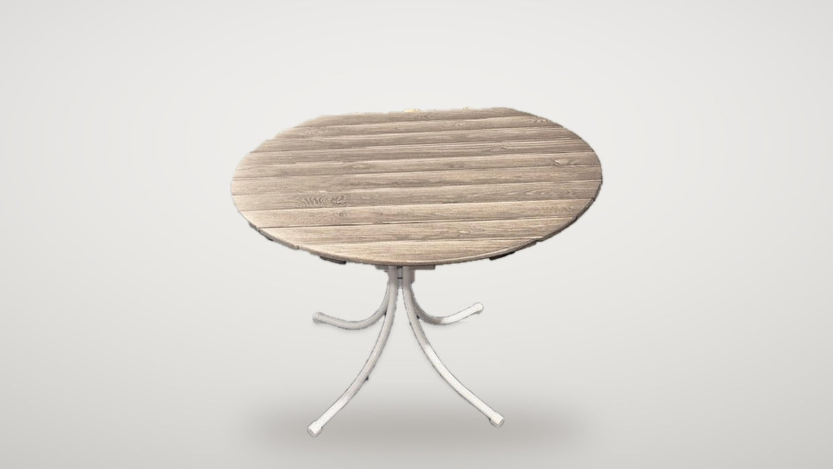 Begagnat runt utebord från Venture Design med träskiva snett ovanifrån