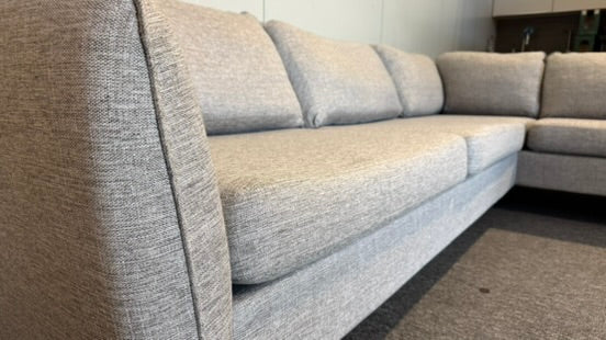 Begagnad grå divansoffa i mycket gott skick