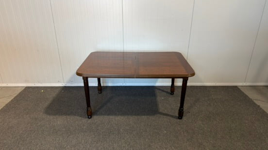 Elegant begagnad matgrupp med bord och stolar i mycket gott skick