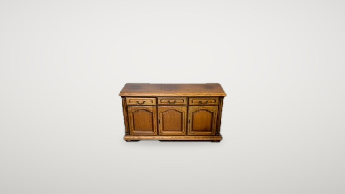 Begagnad mörkbrun skänk sideboard i trä framifrån