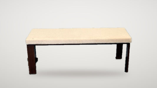 Begagnad hallpall med beige klädsel och mörka träben framifrån