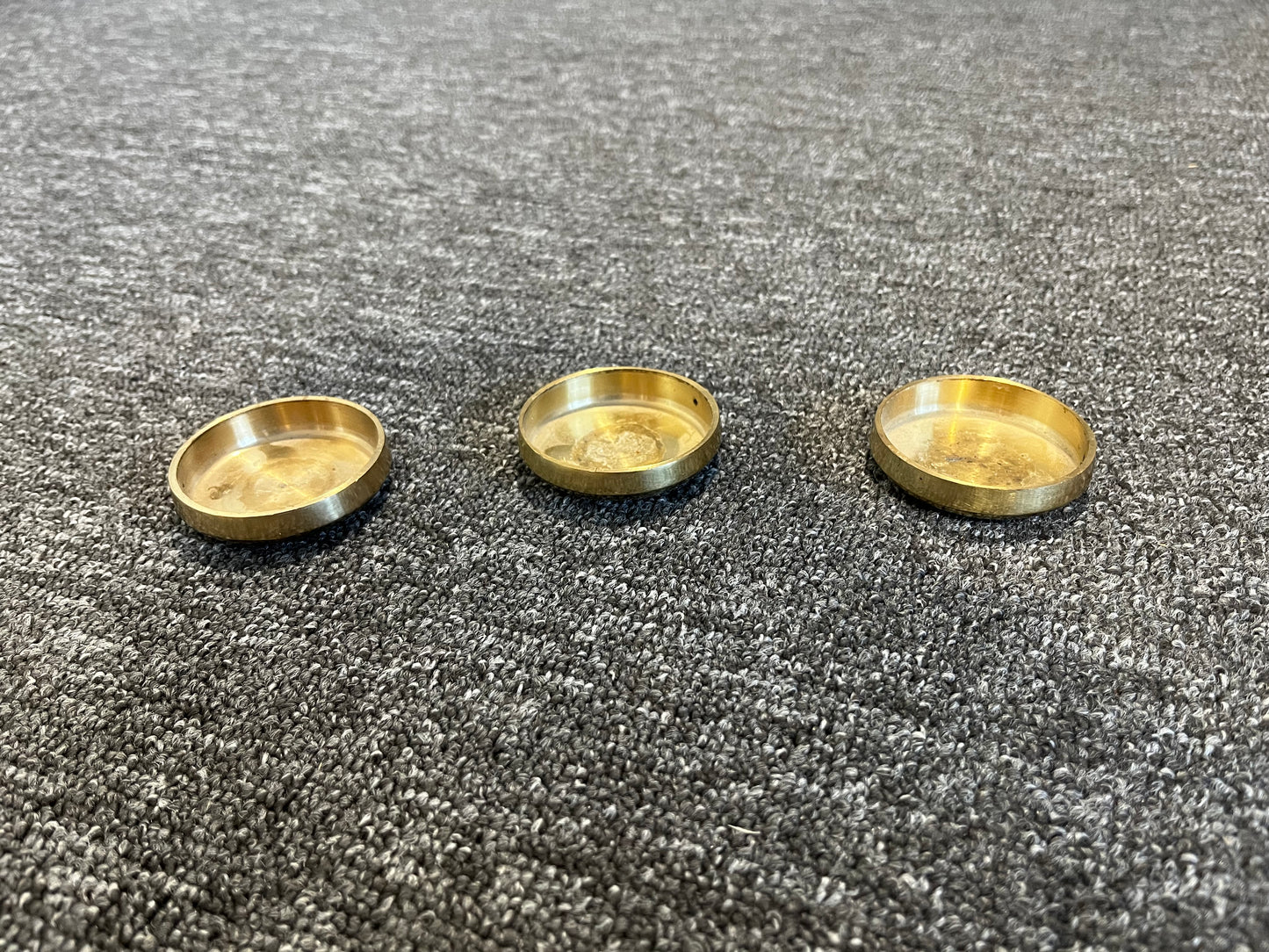 Möbelunderlägg i mässing