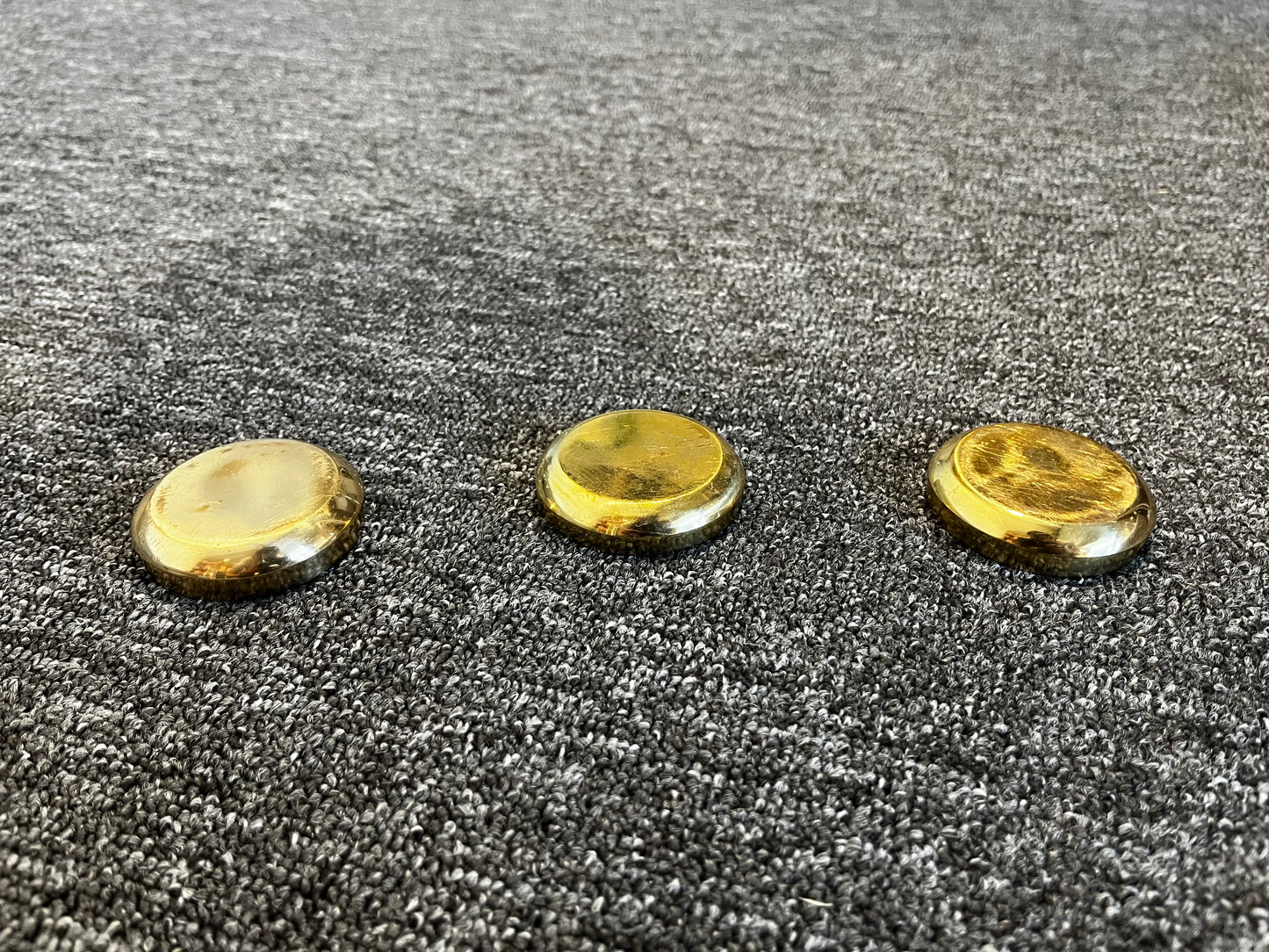 Möbelunderlägg i mässing