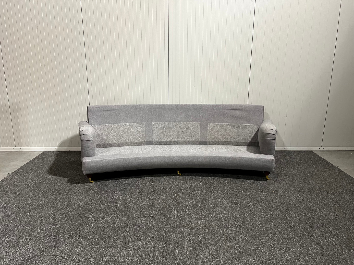 Ljusgrå Howard-soffa