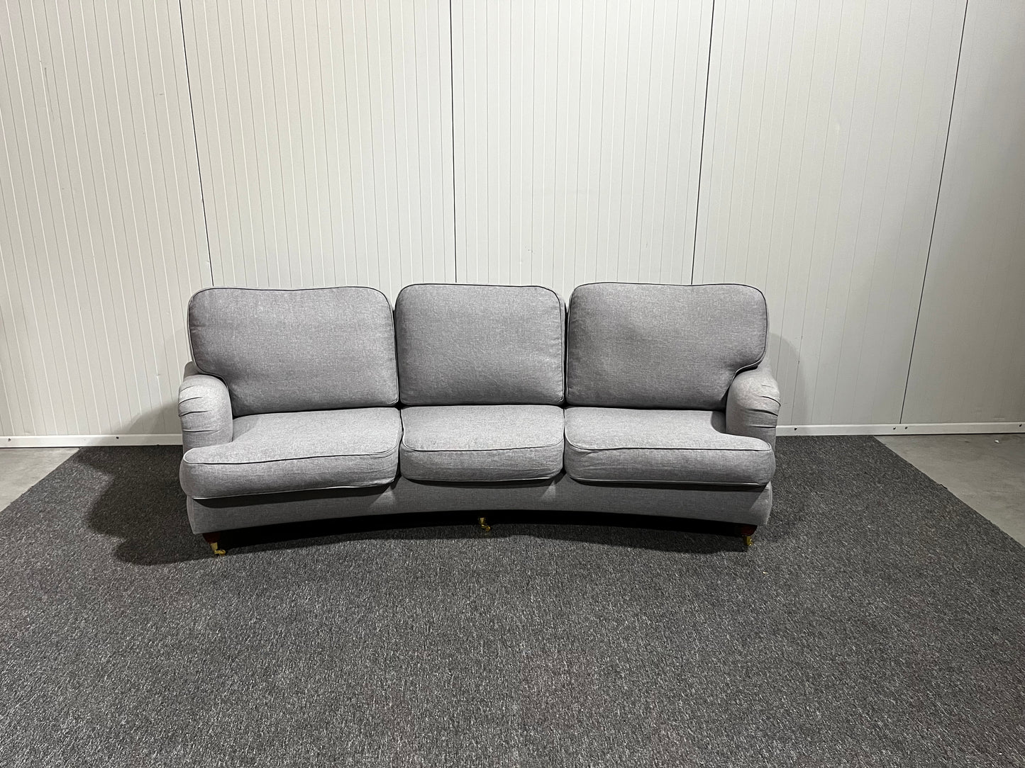 Ljusgrå Howard-soffa