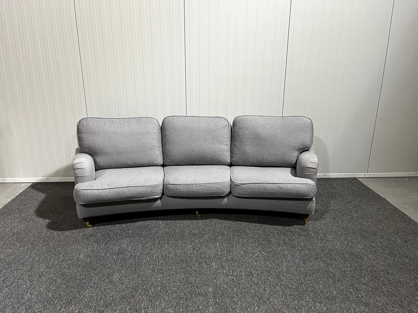 Ljusgrå Howard-soffa