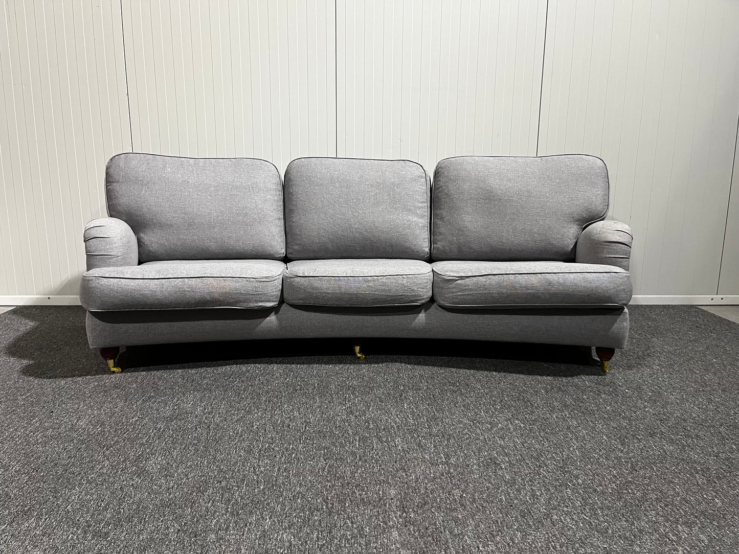 Ljusgrå Howard-soffa