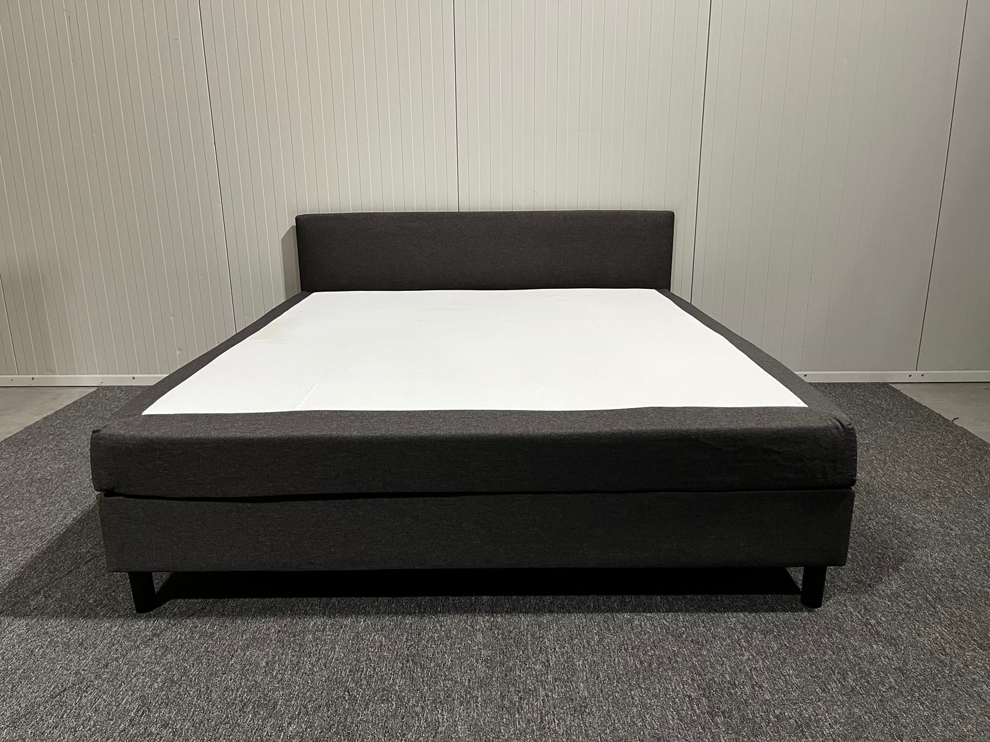 180 cm säng med gavel