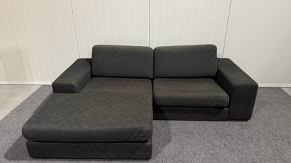 Svart soffa med schäslong från Europamöbler