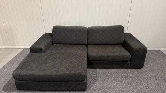 Svart soffa med schäslong från Europamöbler