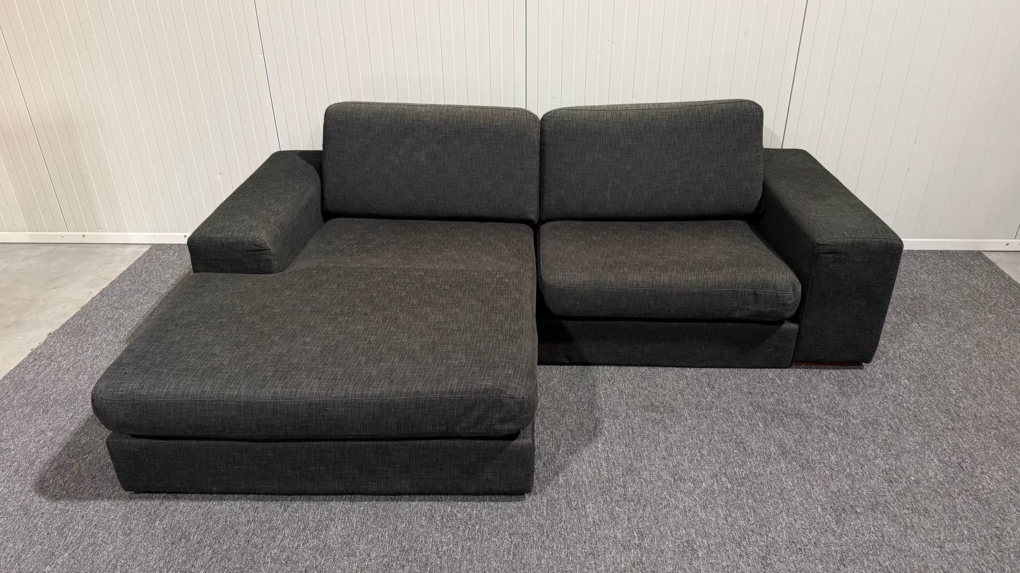 Svart soffa med schäslong från Europamöbler