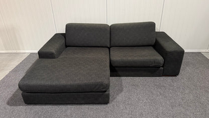 Svart soffa med schäslong från Europamöbler