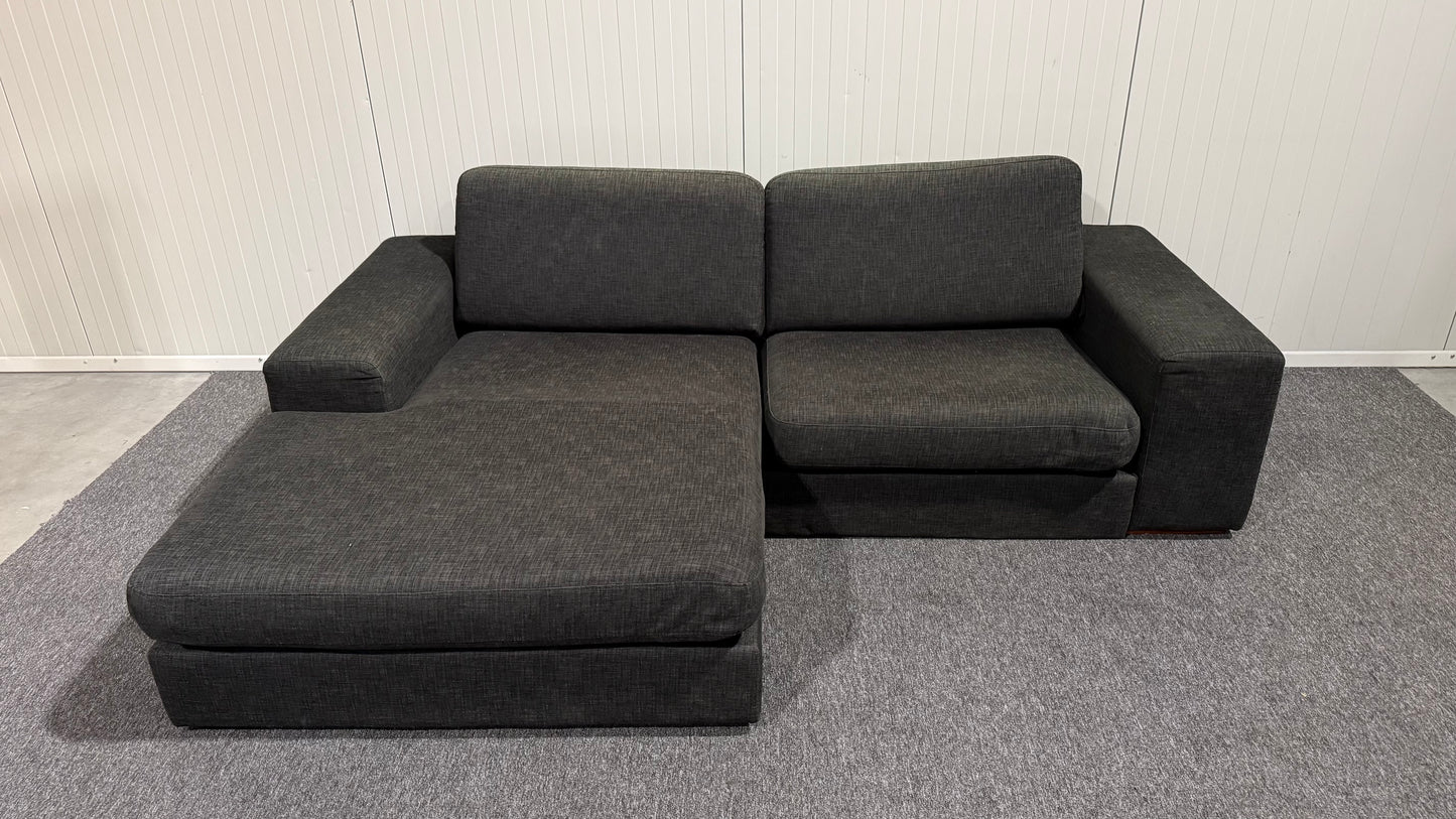 Svart soffa med schäslong från Europamöbler