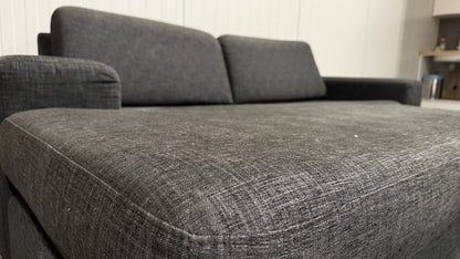 Svart soffa med schäslong från Europamöbler