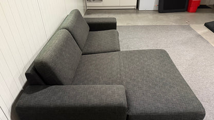 Svart soffa med schäslong från Europamöbler