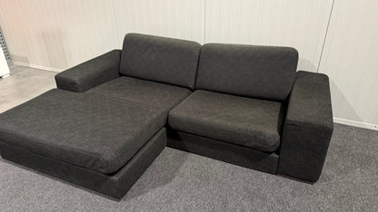 Svart soffa med schäslong från Europamöbler