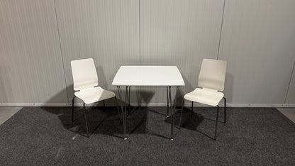 Matbord med stolar från IKEA