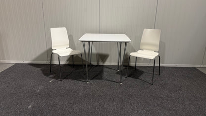 Matbord med stolar från IKEA